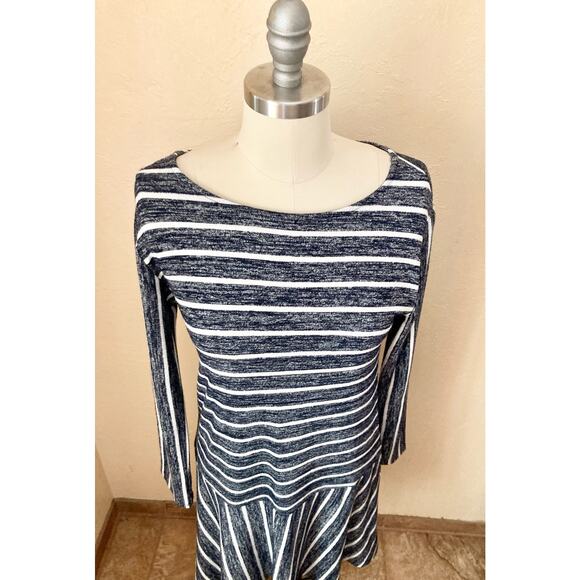 Gap Women's Dress Softspun Stripe Flounce T-Shirt Size XS Navy Blue - Picture 5 of 9